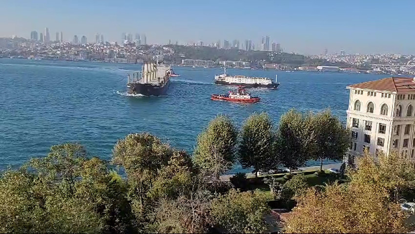 Üsküdar açıklarında iki yük gemisi çarpıştı. Dümeni kilitlenen bir gemi kıyıya sürüklenirken, kaza anı kameraya yansıdı.