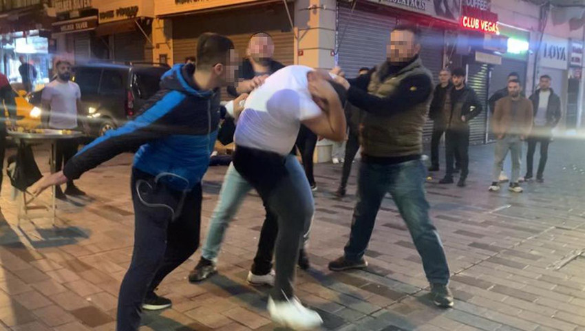 İstiklal Caddesi'nde bayıltan dayak! Yerde tekmelediler - Resim: 2
