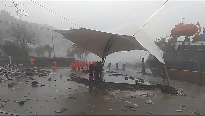 Fırtınada ikiye bölünen gemiden yapılan yardım çağrısı kamerada - Resim: 2