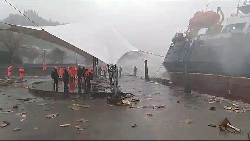 Fırtınada ikiye bölünen gemiden yapılan yardım çağrısı kamerada - Resim: 1