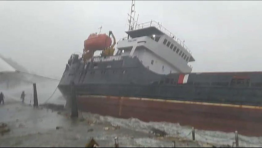 Fırtınada ikiye bölünen gemiden yapılan yardım çağrısı kamerada - Resim: 4