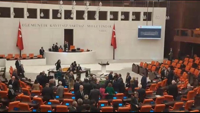 TBMM Başkan Vekili Gülizar Biçer Karaca'nın, Gezi davası kapsamında aldığı 18 yıllık hapis cezası nedeniyle cezaevinde bulunan Can Atalay hakkındaki Anayasa Mahkemesi'nin (AYM) iade kararını genel kurulda okuttuğu kısım, Meclis tutanaklarından çıkarıldı. TBMM Başkanı Kurtulmuş, ''TBMM Başkanvekili Gülizar Biçer Karaca’nın Anayasa’ya, İçtüzük’e ve teamüllere aykırı olarak bir metni kâtip üyeye okutması hem yetki aşımı hem de hukuken yok hükmündedir.'' dedi.