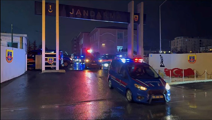 Tekirdağ'da da 2010 yılında başından vurulup yakılarak katledilen N.A.'nın katilleri 16 yıl sonra adalet &ouml;n&uuml;nde! Tozlu raflardan inen dosyayı titizlikle inceleyen JASAT ekipleri, Edirne Uzunk&ouml;pr&uuml;&rsquo;de ger&ccedil;ekleştirdikleri operasyonla ş&uuml;phelileri kıskıvrak yakaladı. Alacak-verecek meselesi mi, yoksa planlı bir infaz mı? &Ouml;len ş&uuml;pheliler ve tutuklanan isimlerle birlikte işte 16 yıllık karanlık yılın t&uuml;m detayları...