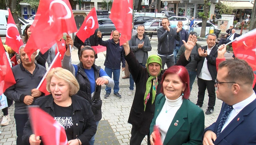 Yerel seçimlerde Bursa'da muhtar adayı olan ve 1.570 oyla muhtar seçilen kadın aday, azalarından birinin lakabının da pusulaya yazılması nedeniyle mazbatası alınamadı. 
