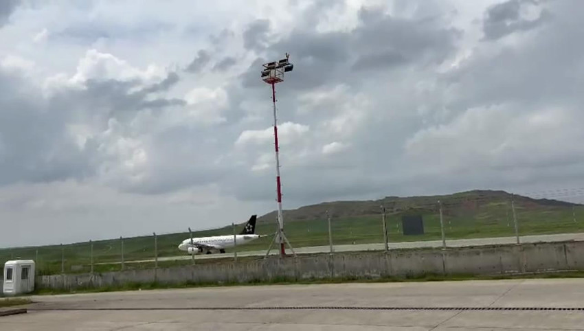 THY'nin İstanbul-Siirt seferini yapan yolcu uçağının kanadına iniş sırasında kuş çarptı. Uçak sorunsuz inerken, bir sonraki sefer ise ertelendi. 