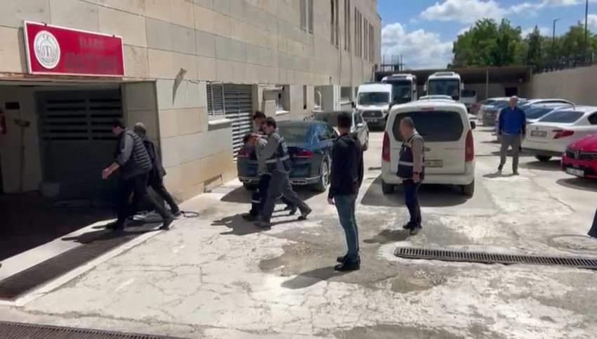 Elazığ'da korkunç bir şekilde öldürülen bir çocuk annesi 25 yaşındaki genç kadının katil zanlısı suçunu itiraf edip, cinayeti işledikten sonra cansız bedenini battaniyeye sarıp eşek sırtında taşıdığı bir çukura gömdüğünü söyledi.