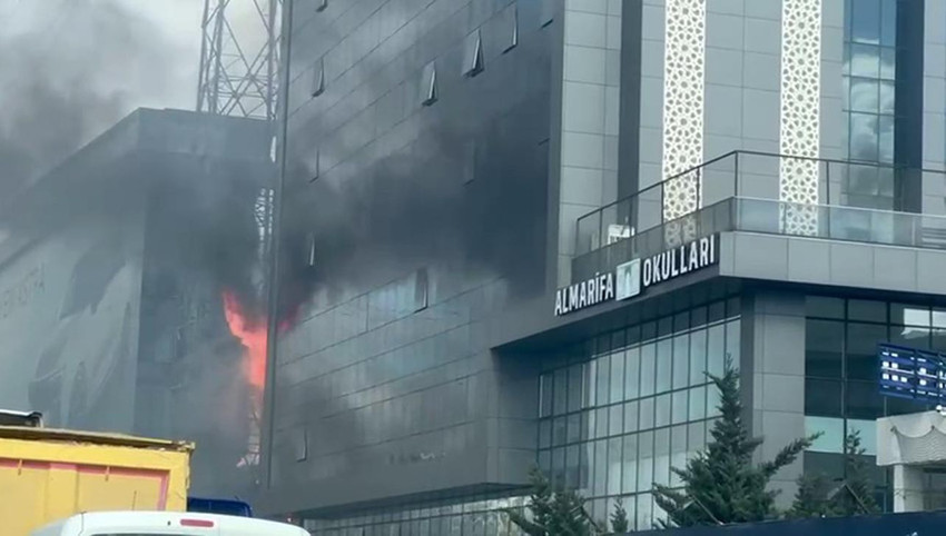 İstanbul'un Bahçelievler ilçesinde özel bir okulda yangın çıktı. Alevlerin sardığı binadan duman yükseldi.