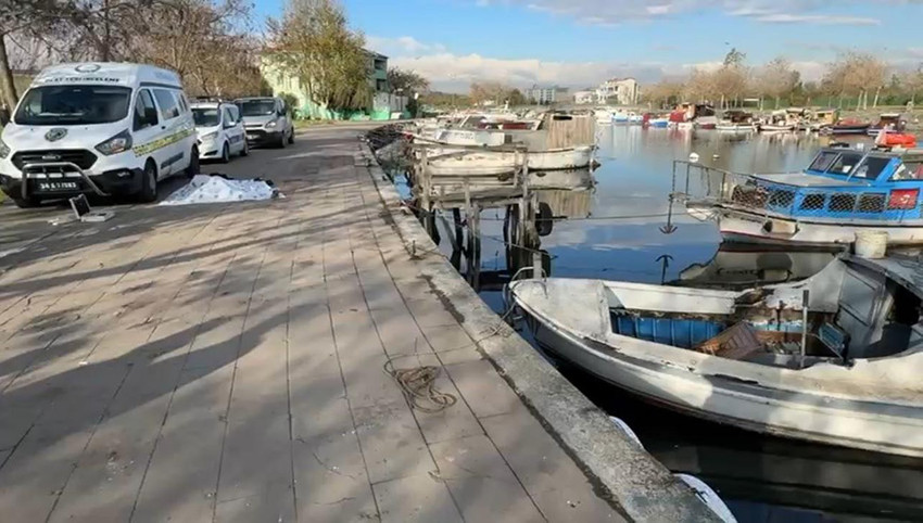 İstanbul'un Küçükçekmece ilçesinde Menekşe Plajı yakınlarındaki kanalda demirli bir tekne içerisinde bir kişinin cesedi bulundu.