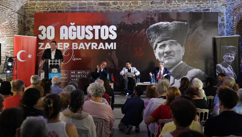 Beşiktaş Belediyesi, 30 Ağustos Zafer Bayramı’nın 103. yıl dönümünü ‘Zafer Yürüyüşü’ ile kutladı. Yüzlerce vatandaş, Beşiktaş Belediyesi Başkan Vekili Rasim Şişman’la birlikte ellerinde Türk bayrakları, dillerinde marşlarla Dolmabahçe Sarayı önünden Beşiktaş Barbaros Meydanı’na yürüdü. Korteje klasik otomobiller ve İstanbul Motosiklet Kulübü üyeleri de katılarak renkli görüntüler oluşturdu.