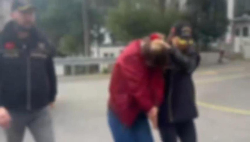 İstanbul'da köpeğiyle otobüse binen bir kadın, köpeğe ağızlık takmadığı için kendisini uyaranlara hakaret ve tehdit savurdu. O anlar cep telefonu kamerasına yansıdı. Olayla ilgili soruşturma başlatılırken, kadın gözaltına alındı.