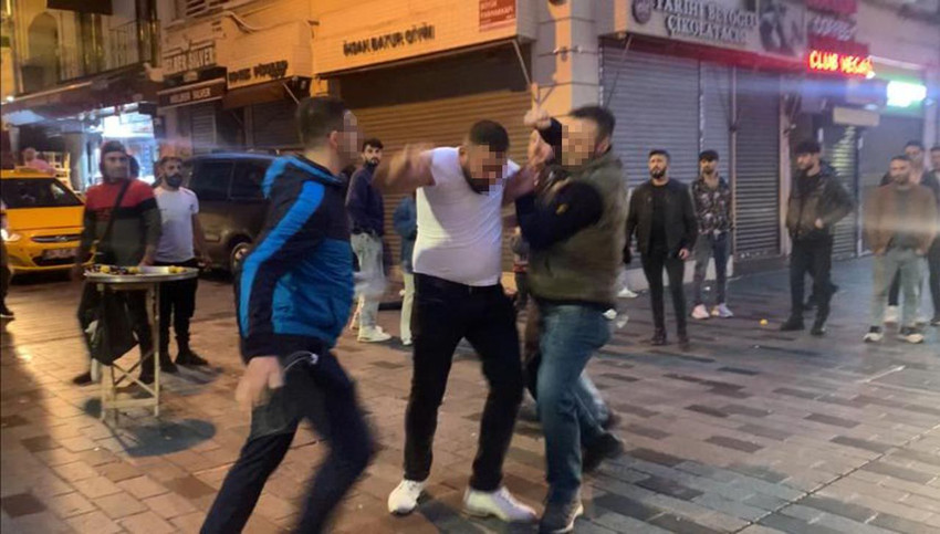 İstiklal Caddesi'nde bayıltan dayak! Yerde tekmelediler - Resim: 1
