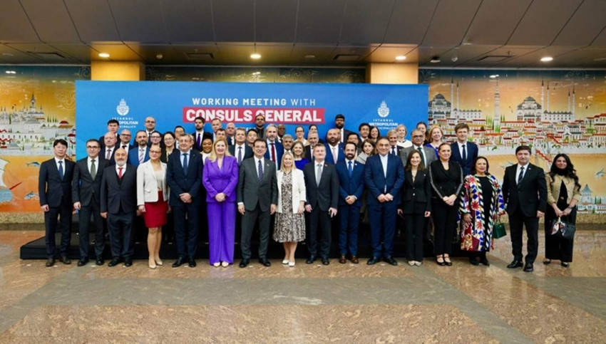 İBB Başkanı Ekrem İmamoğlu İstanbul’da görev yapan başkonsolosları, Noel ve yeni yıl tatili öncesinde Haliç Kongre Merkezi’nde ağırladı. İmamoğlu, "Avrupa Birliği’nin genişleme politikaları tartışılırken, Türkiye’nin adının geçmemesini, 60 yıldır süregelen diyaloğa ve 20 yılı aşkındır devam eden üyelik sürecinin yok sayılmasını üzülerek takip etmekteyiz. Türkiye’nin demokratik potansiyeli, İstanbul’un yönetim anlayışında yaşatılıyor" dedi.