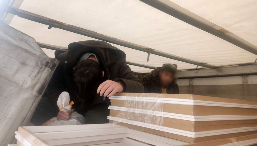Ticaret Bakanlığı Gümrük Muhafaza ekipleri, İpsala Gümrük Kapısı'nda tıra gizlenmiş 8 düzensiz göçmen yakalandı.
