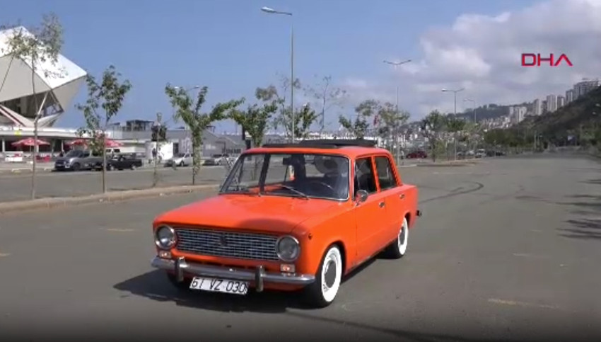 Trabzon'da 29 yaşındaki bir genç Türkiye'ye bir dönem damgasını vuran efsane Murat 124 otomobilini bir akrobat otomobile çevirdi. 1983 model Murat 124 dışarıdan baktığınızda standart bir Murat 124 gibi gözükse de bir anda hoplayıp, zıplamaya başlıyor.