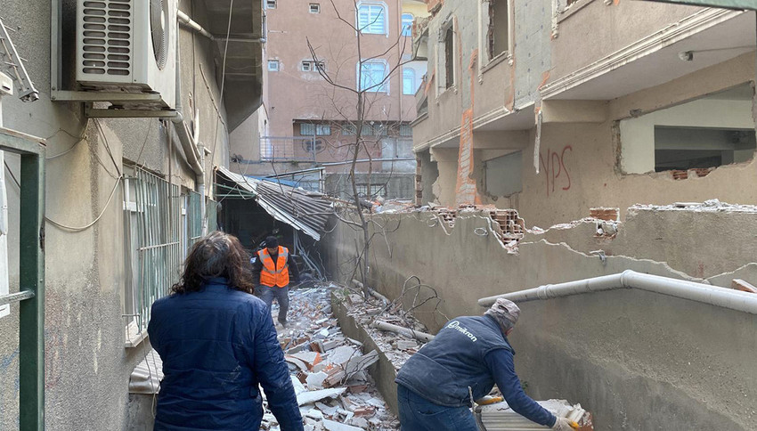 İstanbul'da 6 katlı bina çöktü - Resim : 1