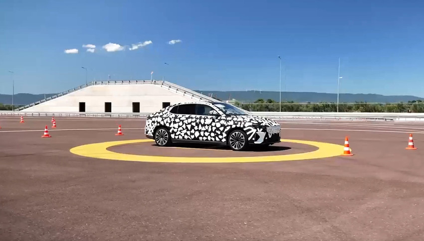 Türkiye'nin yerli ve milli otomobili Togg'un SUV modeli T10X'in ardından sedan modeli T10F de test sürüşünde ortaya çıktı.