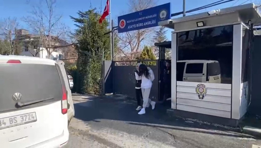 İstanbul'da boğaz köprüsüne gelen bir kadın, çırılçıplak halde intihar girişiminde bulundu. Sürücülerin ikna ettiği kadın daha sonra aracıyla olay yerinden uzaklaştı. Polis tarafından Kadıköy'de yakalanan şüphelinin 14 suç kaydı olduğu öğrenildi. 