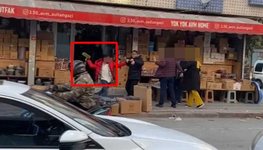 İstanbul Sultangazi'de bir hediyelik eşya mağazası sahibi, tartıştığı müşteriyi eşi ve çocuğunun önünde fırça sapıyla dövdü.