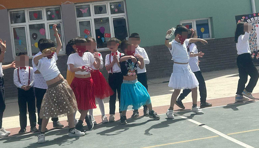 Tokat'ta bir ilkokulda 23 Nisan kutlamaları kapsamında düzenlenen etkinlikte 4 erkek öğrencinin etek giyip peçe takarak oynamasıyla ilgili, okul yönetimi ve öğretmenler hakkında soruşturma başlatıldı.