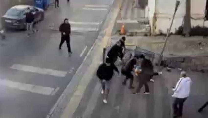 Kadıköy'de oynanan Galatasaray Daikin - Nilüfer Belediyesi kadın voleybol maçının ardından baba ve kıza saldırarak ellerindeki pankart ve bayrakları alan şüphelilerden 3'ü tutuklandı.