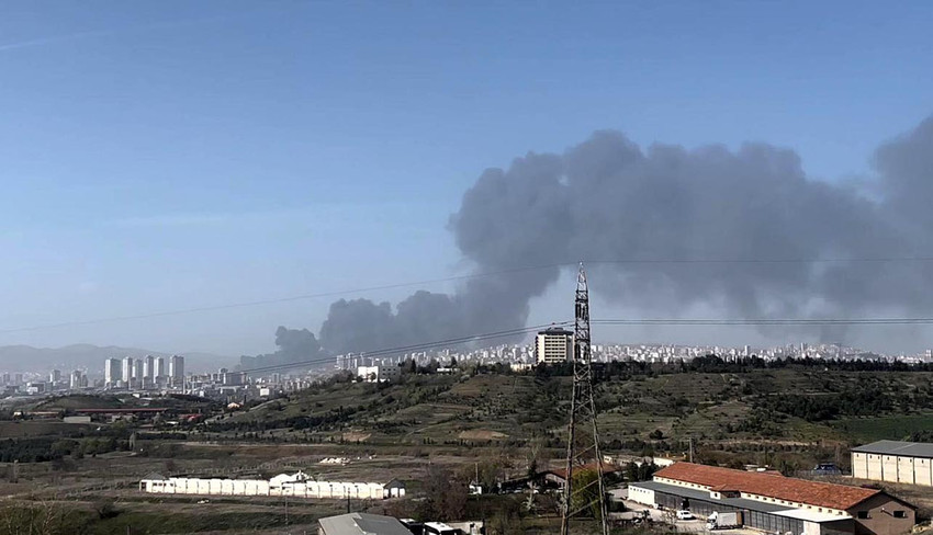Ankara'nın Yenimahalle ilçesinde  Hurdacılar Sitesi'nde atık kağıtlar ve eski lastiklerin tutuşmasıyla başlayan yangın, çevredeki iş yerlerine sıçradı.