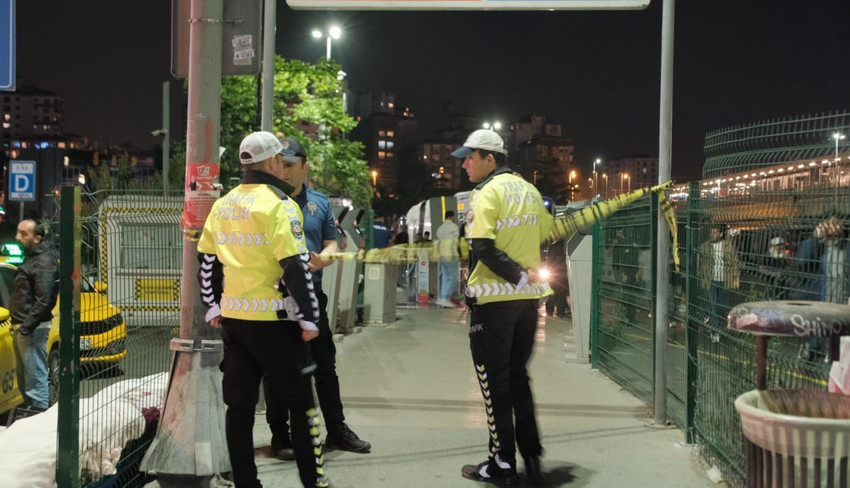 İstanbul'da işlenen bir kadın cinayetinin katil zanlısı Kadıköy'de polisten kaçmaya çalışırken, kendi silahından çıkan kurşunla hayatını kaybederken yaşanan olayda bir polis memuru da yaralandı.