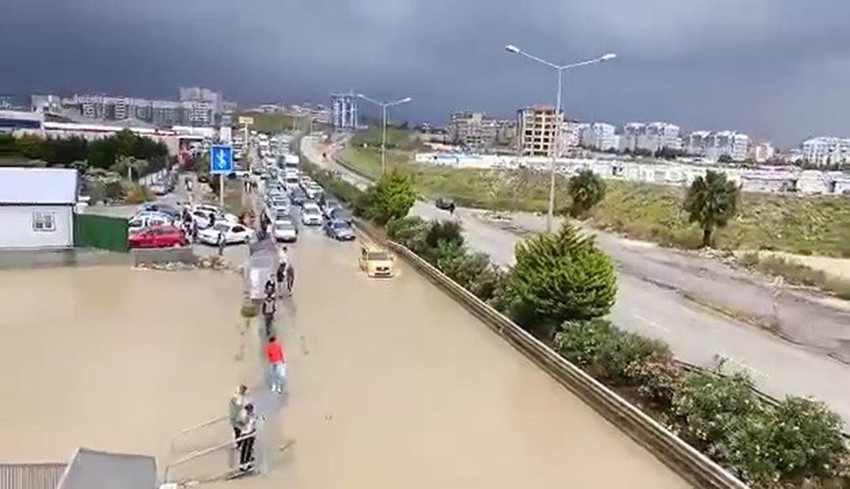 Hatay'ın Antakya ilçesinde yoğun yağışla yollar göle döndü, bazı konteynerleri su bastı. Hatay'ın merkez Antakya ve Defne ilçelerinde sağanak nedeniyle eğitime 1 gün ara verildi.