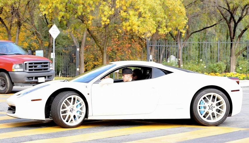 Justin Bieber'in Ferrarisi Beyaz