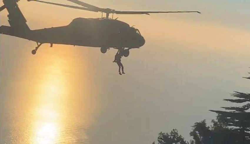 Fethiye'de Babadağ'dan tekli atlayış yaparken kayalıklara düşen Belaruslu yamaç paraşütü pilotu askeri helikopterle kurtarıldı.