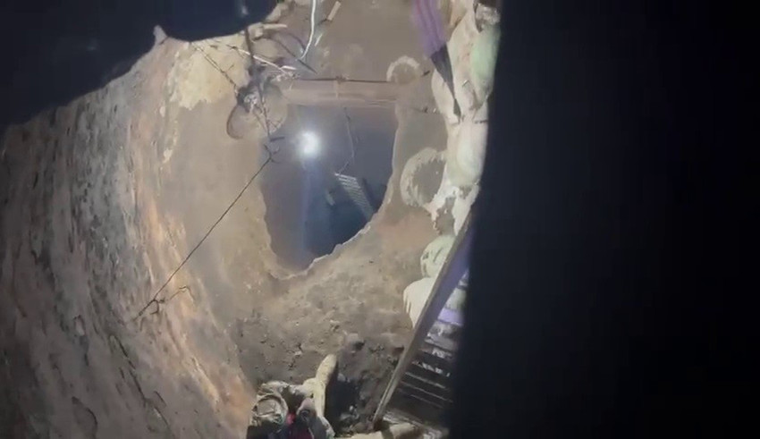 Define tutkusu bu kez sınır tanımadı! Hatay&rsquo;ın Payas il&ccedil;esinde bir şahıs, evinin bah&ccedil;esine tam 40 metre derinliğinde devasa bir kuyu kazdı. İ&ccedil;erisinde elektrik tesisatından havalandırma sistemine, vin&ccedil;ten jenerat&ouml;re kadar her t&uuml;rl&uuml; d&uuml;zeneğin kurulu olduğu "l&uuml;ks" define kuyusu jandarma baskınıyla ortaya &ccedil;ıktı. AFAD ekiplerinin bile şaşkınlıkla incelediği t&uuml;nelin i&ccedil;inden gelen ilk g&ouml;r&uuml;nt&uuml;ler ve detaylar Haber3.com&rsquo;da.