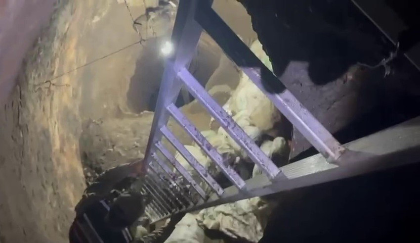 Define tutkusu bu kez sınır tanımadı! Hatay&rsquo;ın Payas il&ccedil;esinde bir şahıs, evinin bah&ccedil;esine tam 40 metre derinliğinde devasa bir kuyu kazdı. İ&ccedil;erisinde elektrik tesisatından havalandırma sistemine, vin&ccedil;ten jenerat&ouml;re kadar her t&uuml;rl&uuml; d&uuml;zeneğin kurulu olduğu "l&uuml;ks" define kuyusu jandarma baskınıyla ortaya &ccedil;ıktı. AFAD ekiplerinin bile şaşkınlıkla incelediği t&uuml;nelin i&ccedil;inden gelen ilk g&ouml;r&uuml;nt&uuml;ler ve detaylar Haber3.com&rsquo;da.