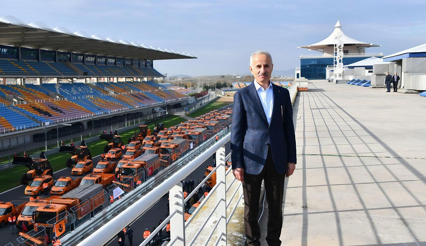 Ulaştırma  ve Altyapı Bakanı Abdulkadir Uraloğlu, zorunlu kış lastiği uygulamasının 1 Aralık'ta başlayıp, 4 ay boyunca geçerliği olacağını duyurdu. Kurallara uymayanlara 4 bin 69 TL ceza kesilecek.