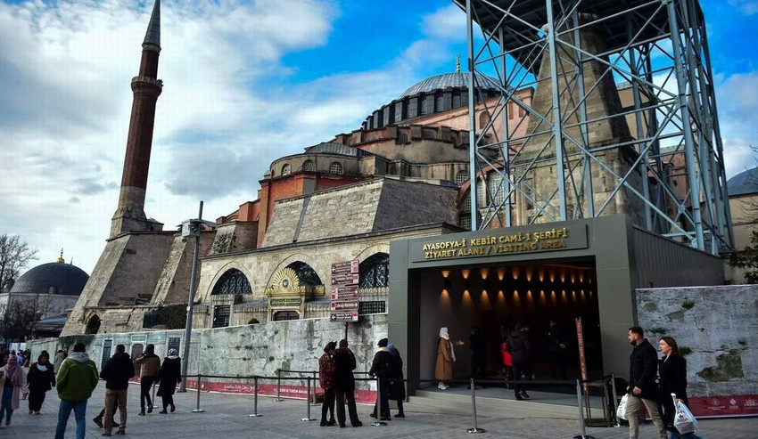 2020 yılında müze statüsü iptal edilerek yeniden camiye dönüştürülen Ayasofya-i Kebir Camisi'ne yaptırılan kepenkli endüstriyel kapıyla ilgili eleştirileri canlı yayında yanıtlayan Kültür ve Turizm Bakanı Mehmet Nuri Ersoy 