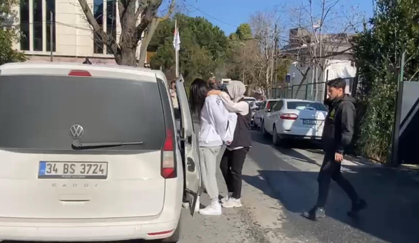 İstanbul'da boğaz köprüsüne gelen bir kadın, çırılçıplak halde intihar girişiminde bulundu. Sürücülerin ikna ettiği kadın daha sonra aracıyla olay yerinden uzaklaştı. Polis tarafından Kadıköy'de yakalanan şüphelinin 14 suç kaydı olduğu öğrenildi. 