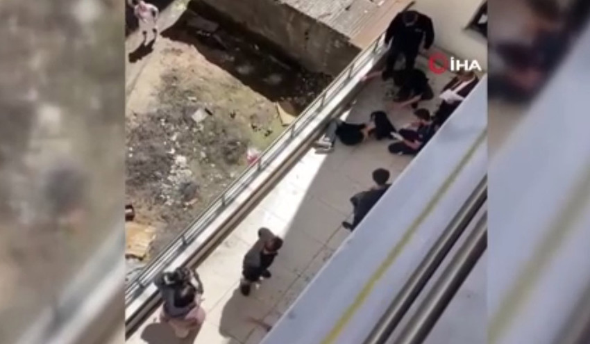 Bitlis'in Tatvan ilçesinde 19 yaşındaki bir genç, 5. kattan atlaması sonucu ağır yaralandı.