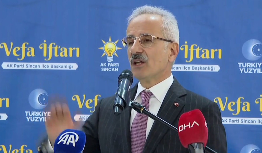 Ulaştırma ve Altyapı Bakanı Abdulkadir Uraloğlu, yüksek hızlı tren projesiyle Ankara ile İzmir arası seyahat süresinin 3,5 saate ineceğini açıkladı. 