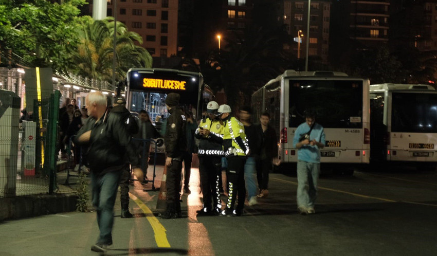 İstanbul'da işlenen bir kadın cinayetinin katil zanlısı Kadıköy'de polisten kaçmaya çalışırken, kendi silahından çıkan kurşunla hayatını kaybederken yaşanan olayda bir polis memuru da yaralandı.