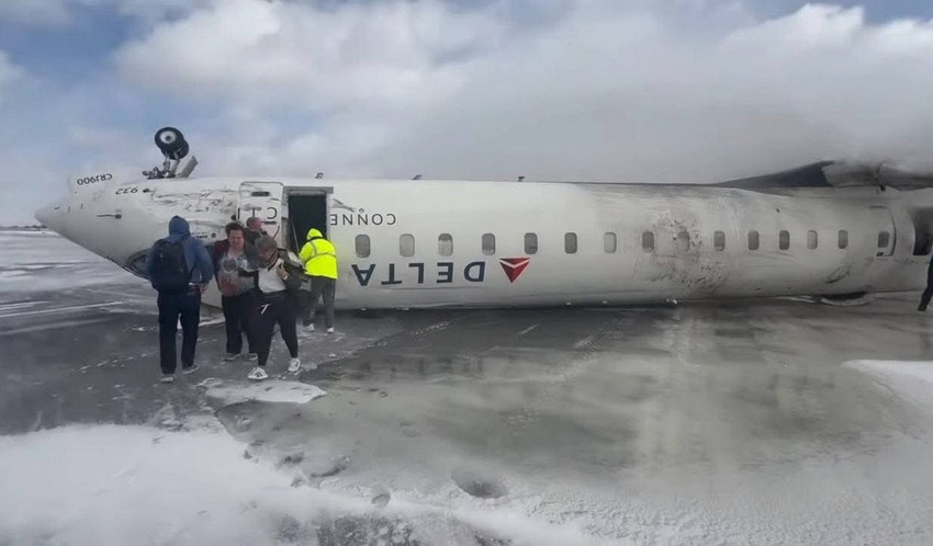 Kanada’daki Toronto Pearson Uluslararası Havalimanı'na iniş yapan yolcu uçağının ters dönmesi sonucu 18 kişi yaralandı kaybetti.