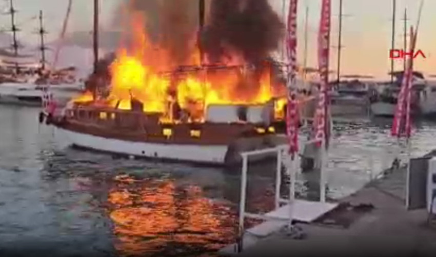 Antalya'nın Kemer ilçesinde bir gezi teknesinde henüz belirlenemeyen nedenle yangın çıktı. Hızla büyüyen yangın söndürülürken tekne kullanılamaz hale geldi.