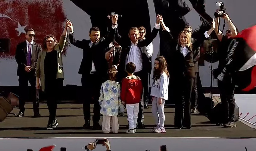 CHP, İBB Başkanı Ekrem İmamoğlu'nun tutuklanmasını protesto etmek ve erken seçim çağrısında bulunmak için Maltepe'de tarihi bir miting gerçekleştirdi. Vatandaşlara seslenen CHP lideri Özgür Özel, mitinge 2.2 milyon kişi katıldığını açıkladı.