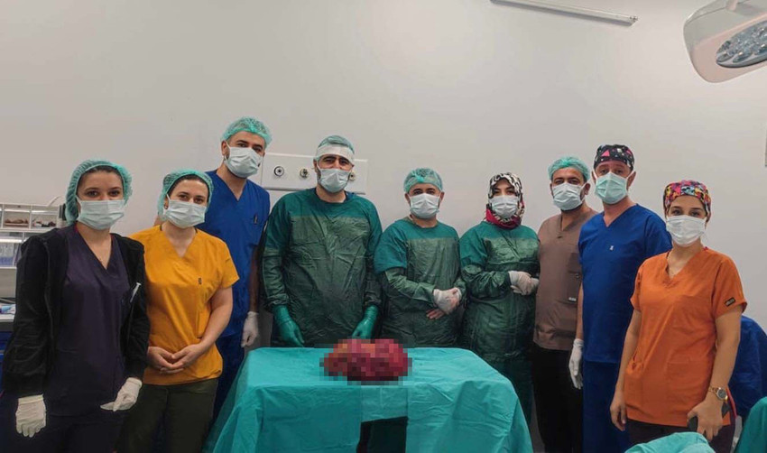 Mardin'de 50 yaşındaki bir vatandaş, nefes almakta zorlandığı şikayetiyle başvurduğu hastanede v&uuml;cudundan tam 6 kilo ağırlığında ve 36 santimetre uzunluğundaki b&ouml;breği alınarak hayata geri d&ouml;nd&uuml;...