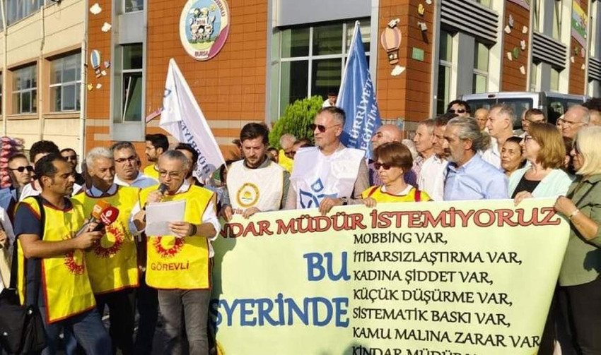 Eğitim Sen Bursa Şubesi, Mahmut Celalettin Öktem İmam Hatip Ortaokulu müdürü E.K.’ın üyelerine yaptığı mobbing ve odasının kapısını kırması üzerine okul önünde açıklama yaptı.