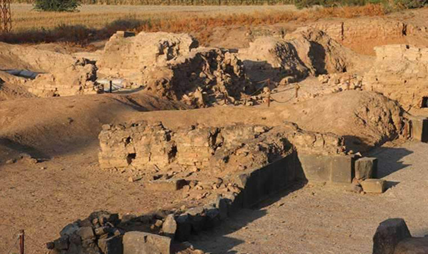 Hatay'daki Aççana Höyük'te, duvar kalıntılarının kaldırılması sırasında 3 bin 800 yıllık olduğu değerlendirilen ve Akadca "kent satışı sözleşmesi"ne ilişkin bilgiler veren çivi yazılı kil tablet bulundu.