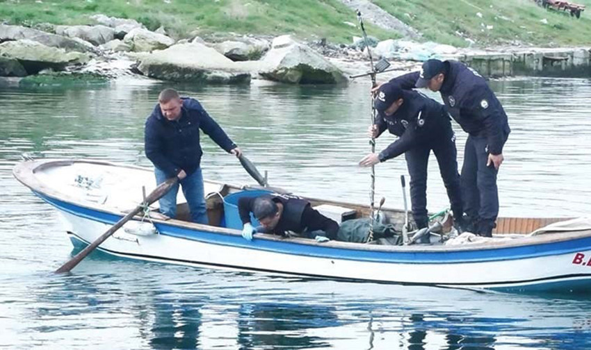 İstanbul'da Büyükçekmece Gölü'nde ceset bulundu, yapılan incelemelerin ardından ceset Adli Tıp Kurumu morguna kaldırıldı.