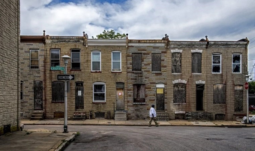 ABD'nin Maryland eyaletinin en kalabalık bölgesi Baltimore'da, terk edilmiş evlerin 1 dolara yani yaklaşık 32 TL karşılığında şehrin sakinlerine satılmasına karar verildi. Kararın arkasında ise suç oranlarının yüksek olduğu ve boş ev fazlası olan mahallelerin canlandırılması var...