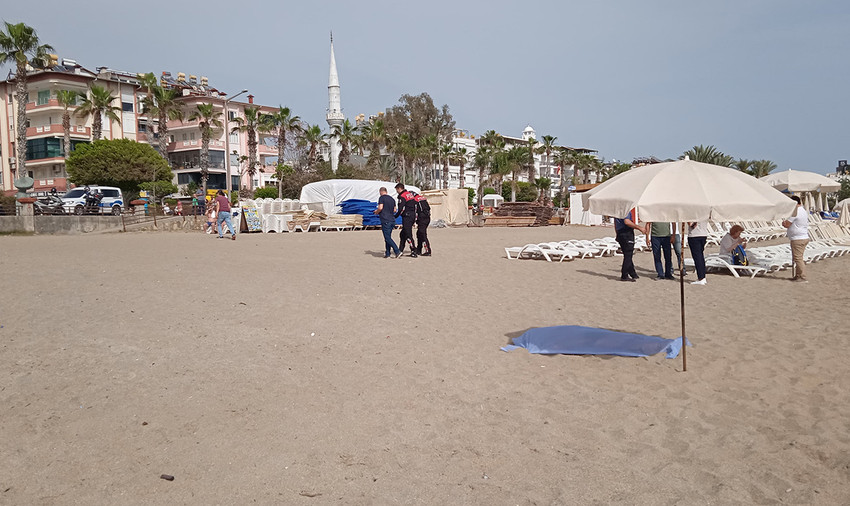 Antalya'nın Alanya ilçesinde Belarus vatandaşı erkek turist, sahilde ölü bulundu.