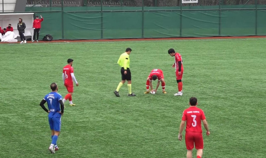 İstanbul 1. Amat&ouml;r Lig Play-Off Final m&uuml;sabakası ilgin&ccedil; anlara sahne oldu. İstanbul Yurdum Spor Kul&uuml;b&uuml; kaptanı Gani &Ccedil;atan, ma&ccedil; sırasında top &ccedil;arpan martıyı kalp masajı yaparak hayata d&ouml;nd&uuml;rd&uuml;.