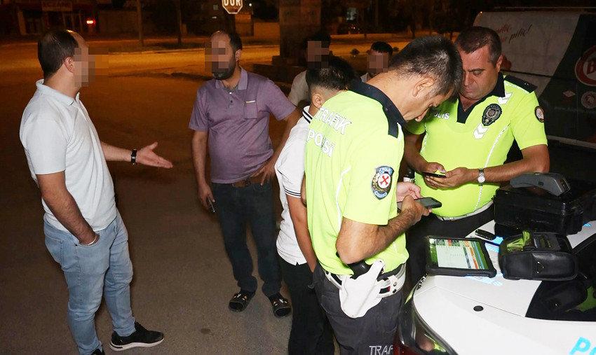 Aksaray’da hafif ticari araç kullanırken polise yakalanan 15 yaşındaki çocuk, “Neden ehliyetsiz araca bindin?” sorusuna “Mal götürüyordum” diye cevap verirken, olay yerine çağırılan babası ise “Neden çocuğa araç veriyorsunuz?” sorusuna, “Müşteri mal bekliyor” diye cevap verdi.