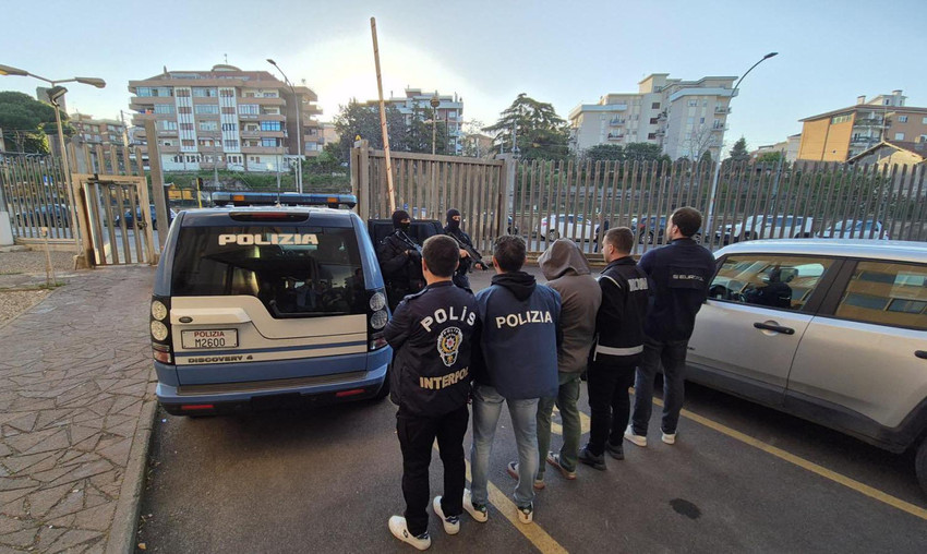 İtalya polisi, kırmızı bültenle aranan organize suç örgütü lideri B.B.'nin yakalandığını duyurdu.