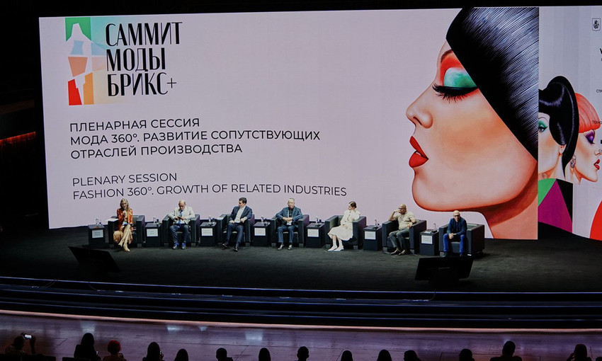 K&uuml;resel moda t&uuml;ketiminin ağırlık merkezi hızla gelişmekte olan &uuml;lkelere kayıyor. BRICS&rsquo;in y&uuml;kselişi, sekt&ouml;r&uuml;n b&uuml;y&uuml;me dinamiklerini ve k&uuml;resel etki alanını yeniden tanımlıyor. Yerel markaların g&uuml;&ccedil; kazanması, Moskova Moda Haftası ve BRICS+ Moda Zirvesi gibi platformları k&uuml;resel moda i&ccedil;in stratejik buluşma noktalarına d&ouml;n&uuml;şt&uuml;r&uuml;yor.